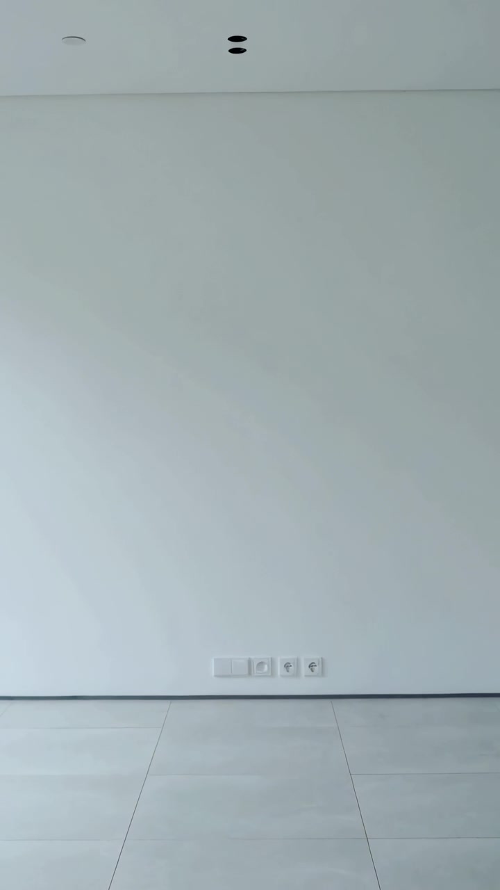 Video vertical: Mostrando una pared lisa que se desplaza después de un pequeño movimiento de cámara para una inspección con panel de toma de corriente