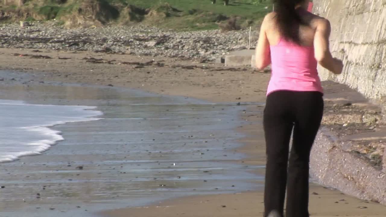 해변에서 조 ⁇ 을 하는 여자