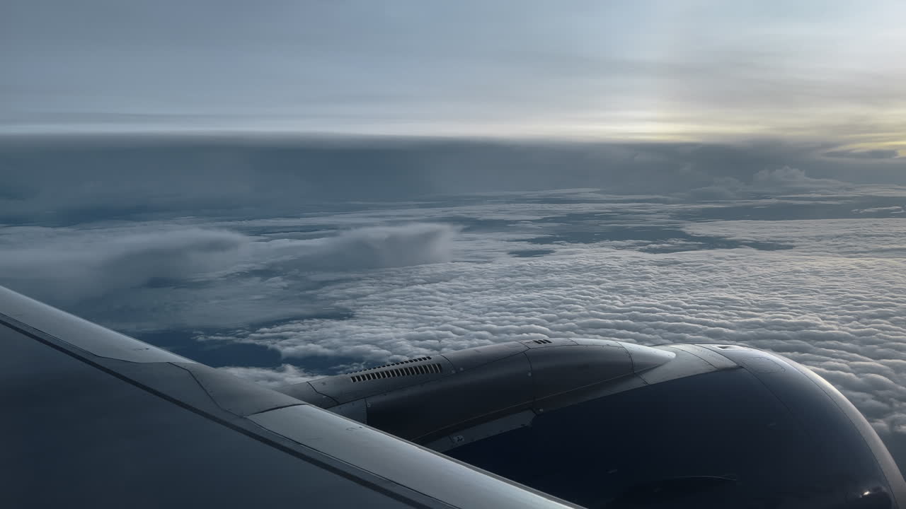 폭풍 구름 과 은 구름 을 비행기 에서 볼 수 있다