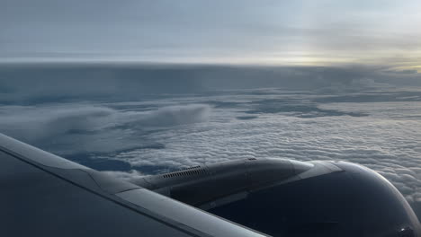 vista de avión de nubes de tormenta y nubes esponjosas