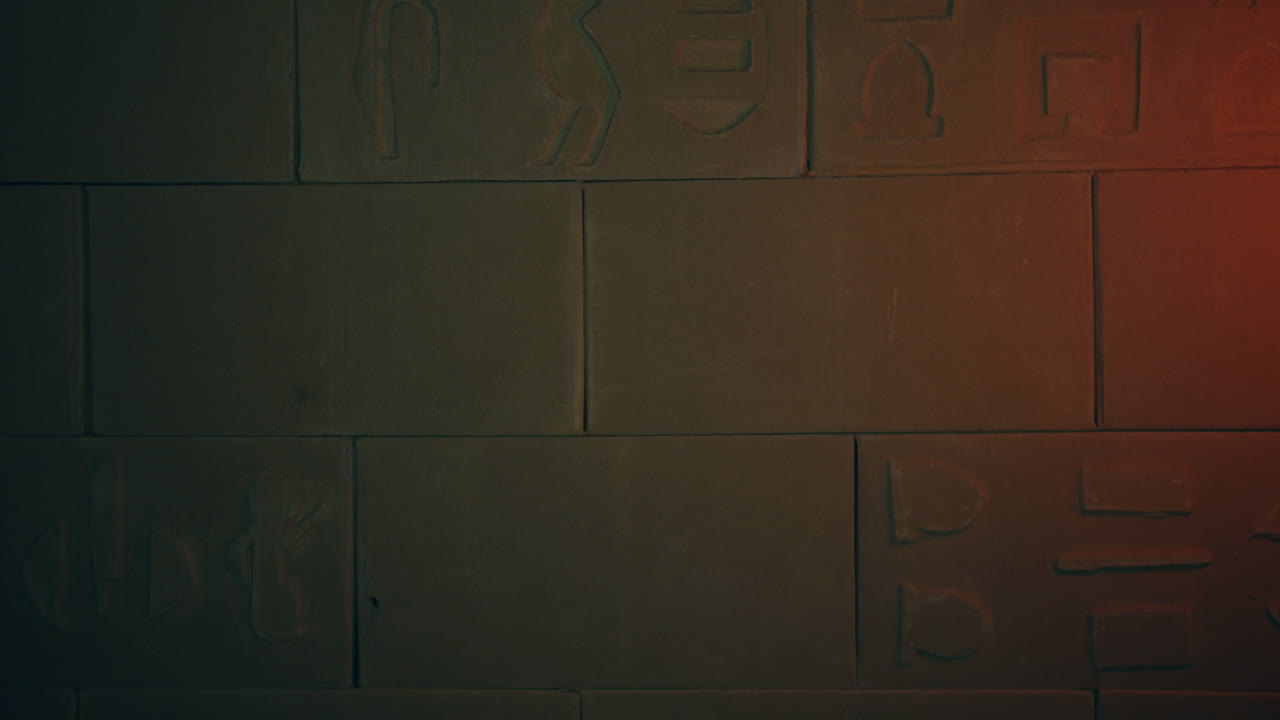 aventurero explorador de tesoros explorando una tumba egipcia o azteca en un templo con una antorcha de llama ardiente en el fuego