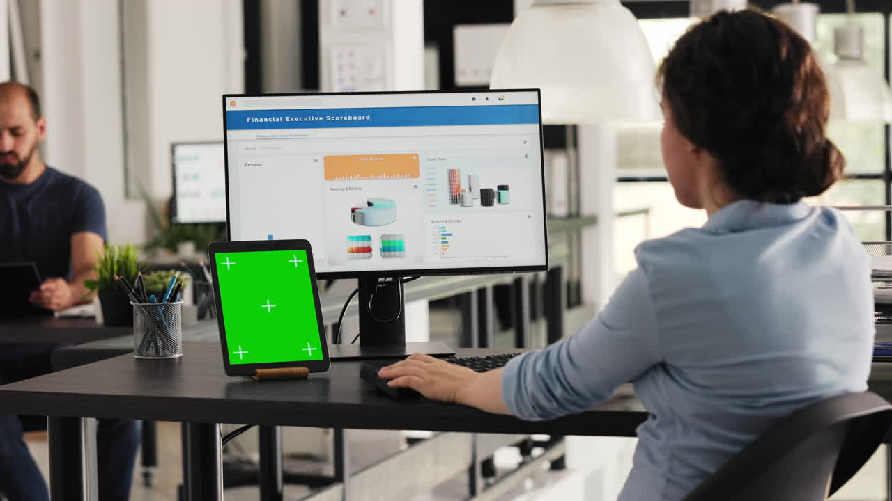 el gerente usa pantalla verde en la tableta.