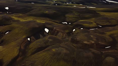 Vista-Aérea-Sobre-Texturas-Naturales-Y-Patrones-Del-Terreno-Montañoso-De-Las-Tierras-Altas-De-Islandia