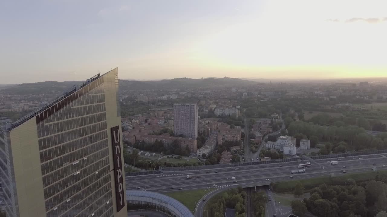 drone vuela cerca de un alto rascacielos