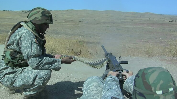 Un soldato spara con un'arma automatica