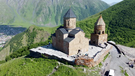 Gergeti-Trinity-Church-Oder-Bekannt-Als-Die-Heilige-Dreifaltigkeitskirche-In-Der-Nähe-Des-Dorfes-Gergeti-In-Georgia