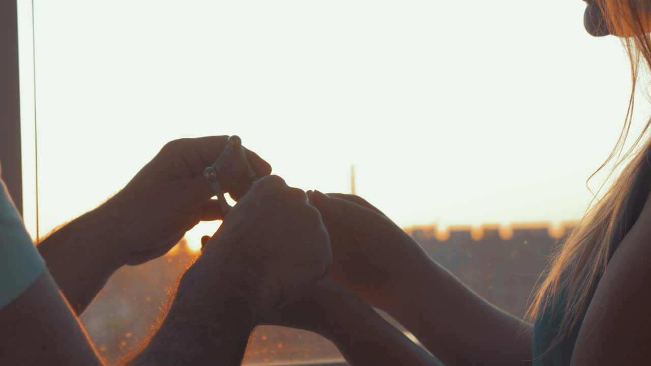 남자 와 여자 가 자기 건축 세트 를 가지고 놀고 있다