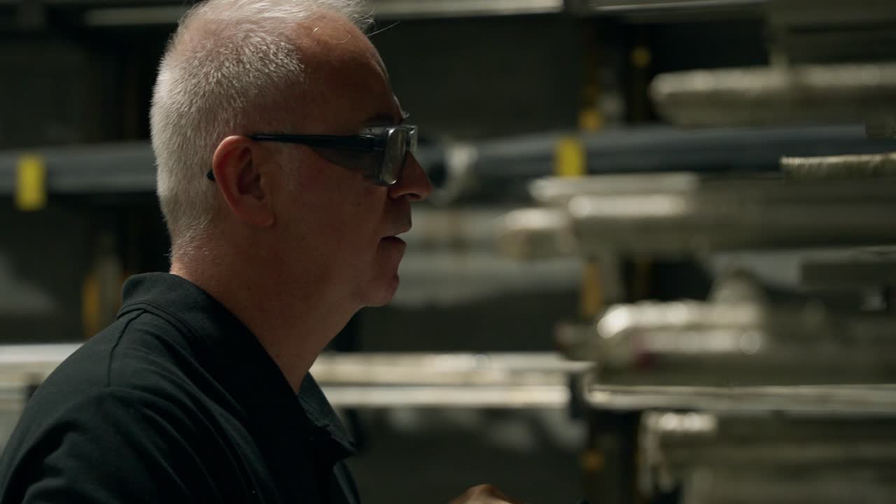 Homme à lunettes dans un entrepôt