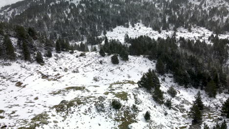 Vista-Aérea-Elevada-De-Las-Montañas-Nevadas-En-La-Cerdanya