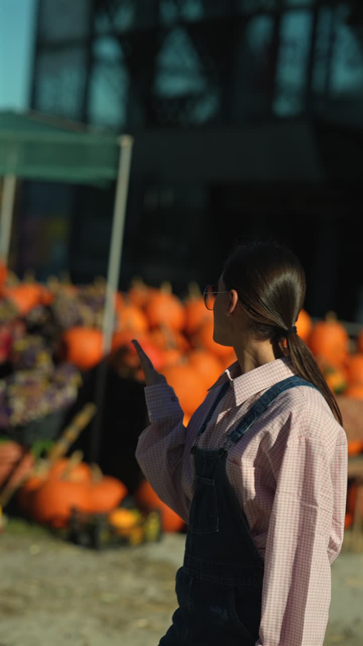 호박 시장 에 있는 여자