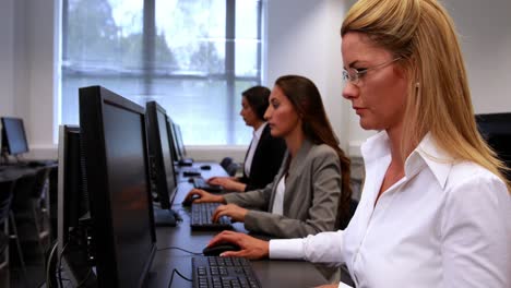 tres mujeres de negocios enfocadas trabajando en una línea