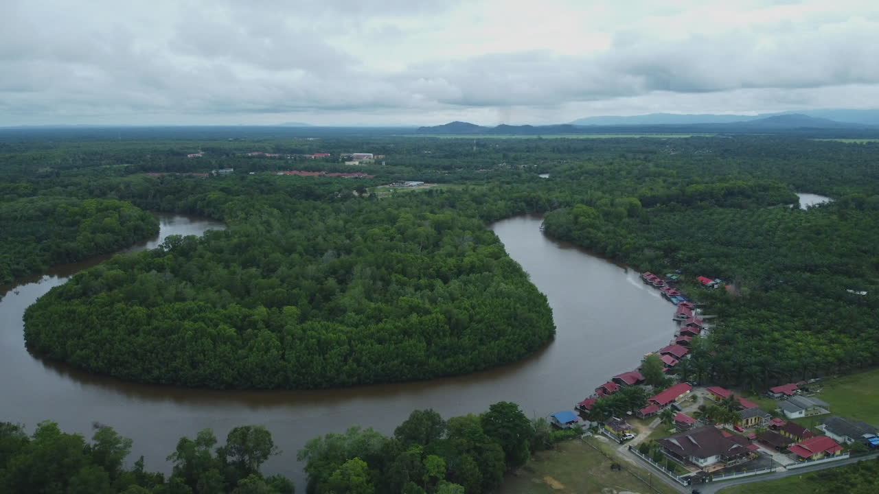 río serpenteante en rompin pahang, malasia