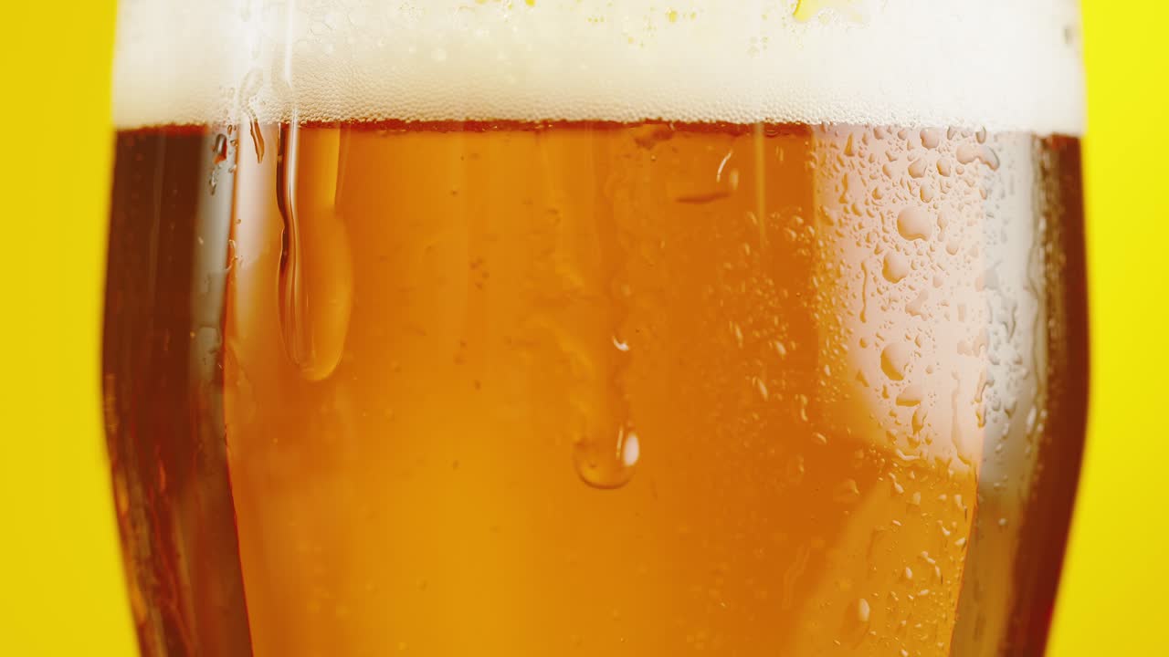 primer plano de un vaso de cerveza