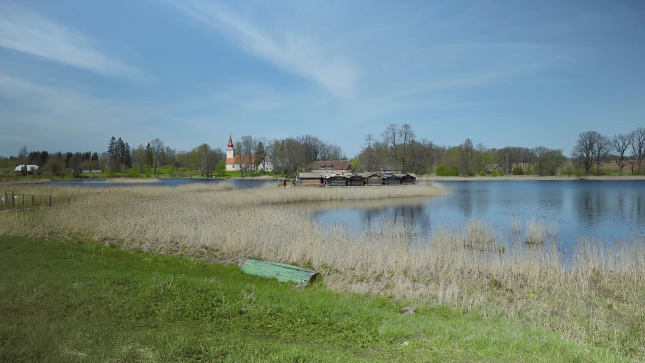봄에 호수 에 있는 집과 갈대