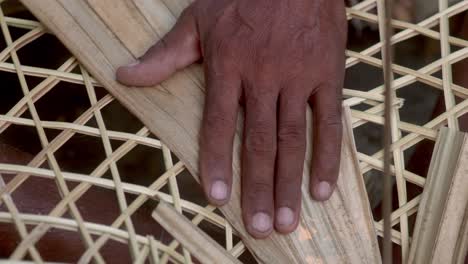 manos masculinas negras de cerca del artesano que trabaja con la producción artesanal de bambú