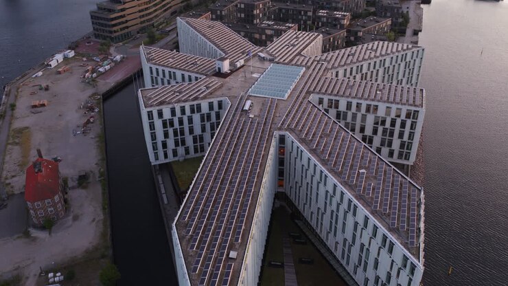 Vista aérea con dron del edificio con forma de estrella de la ONU en Copenhague, cerca del puerto, en Dinamarca