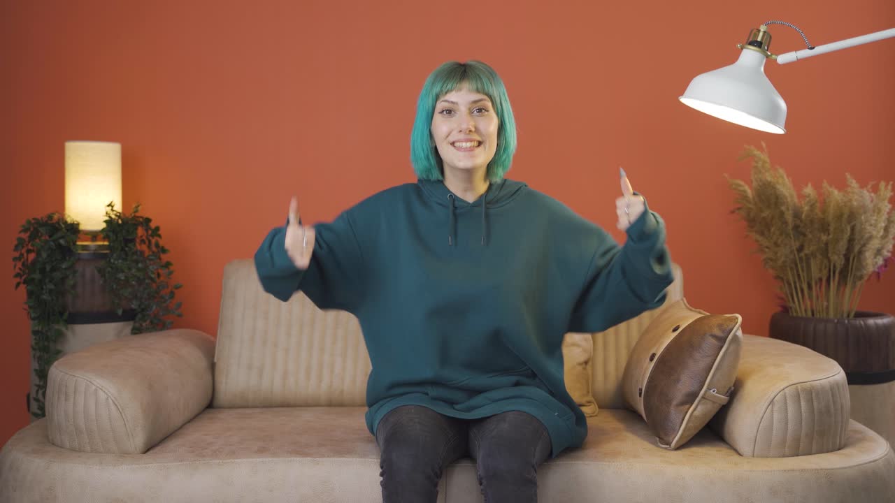 mujer joven experimentando alegría mirando a la cámara.