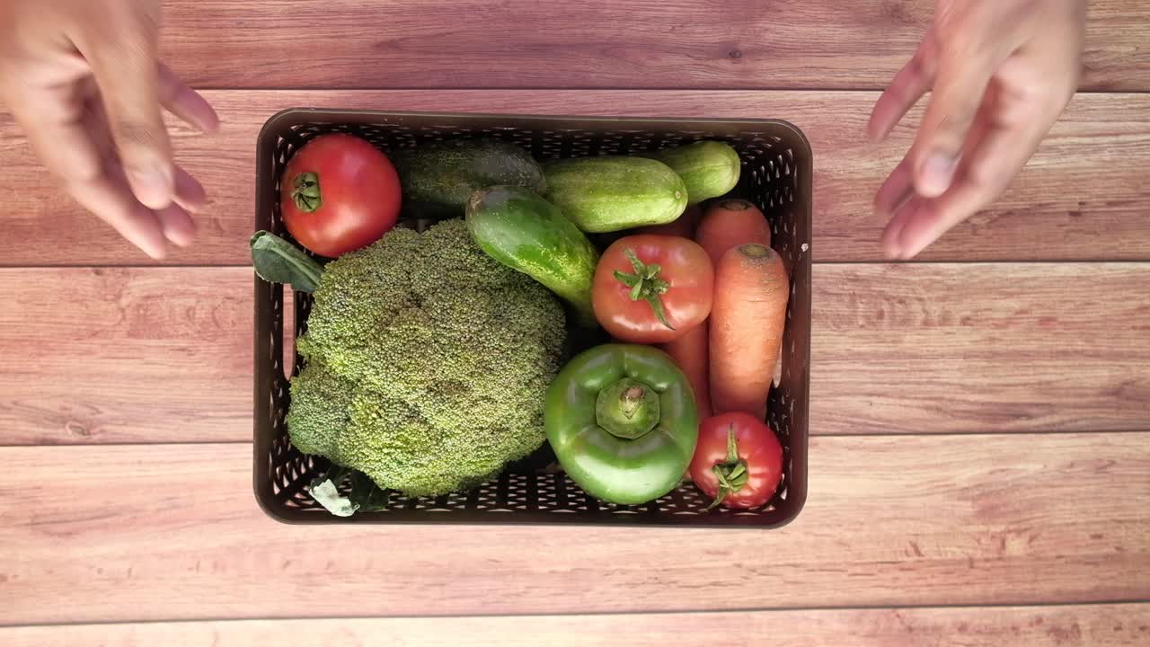 손으로 들고 있는 신선한 채소 바구니