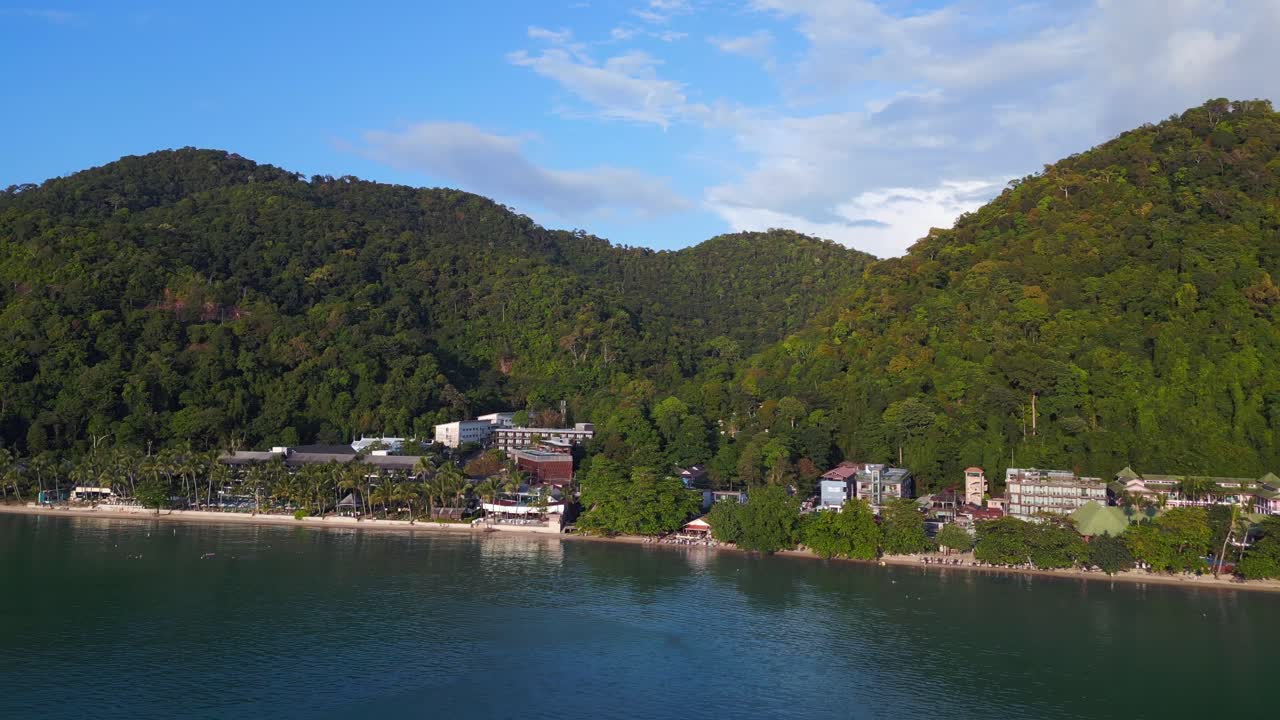 magnífica vista aérea de arriba vuelo playa pueblo cabañas resort, bungalows tropicales en la isla montañosa tailandia 2022