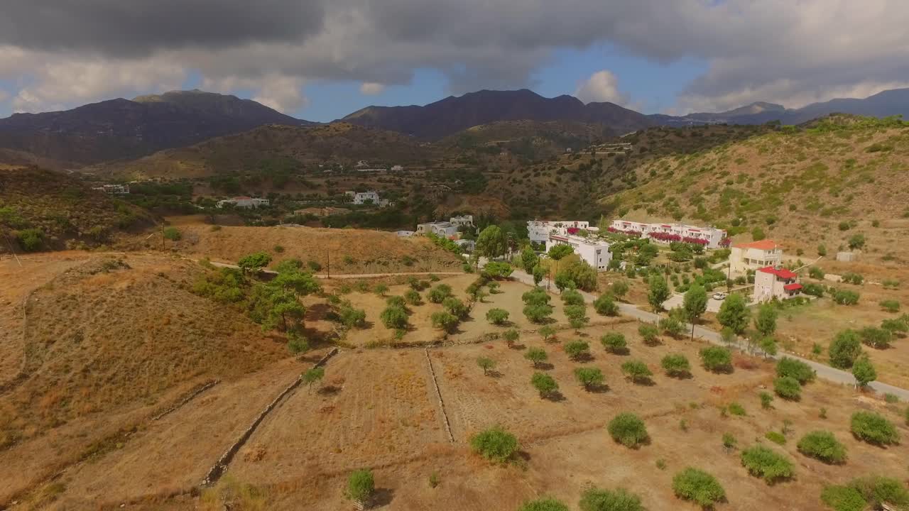 aéreo: pequeños pueblos en las montañas de karpathos, grecia