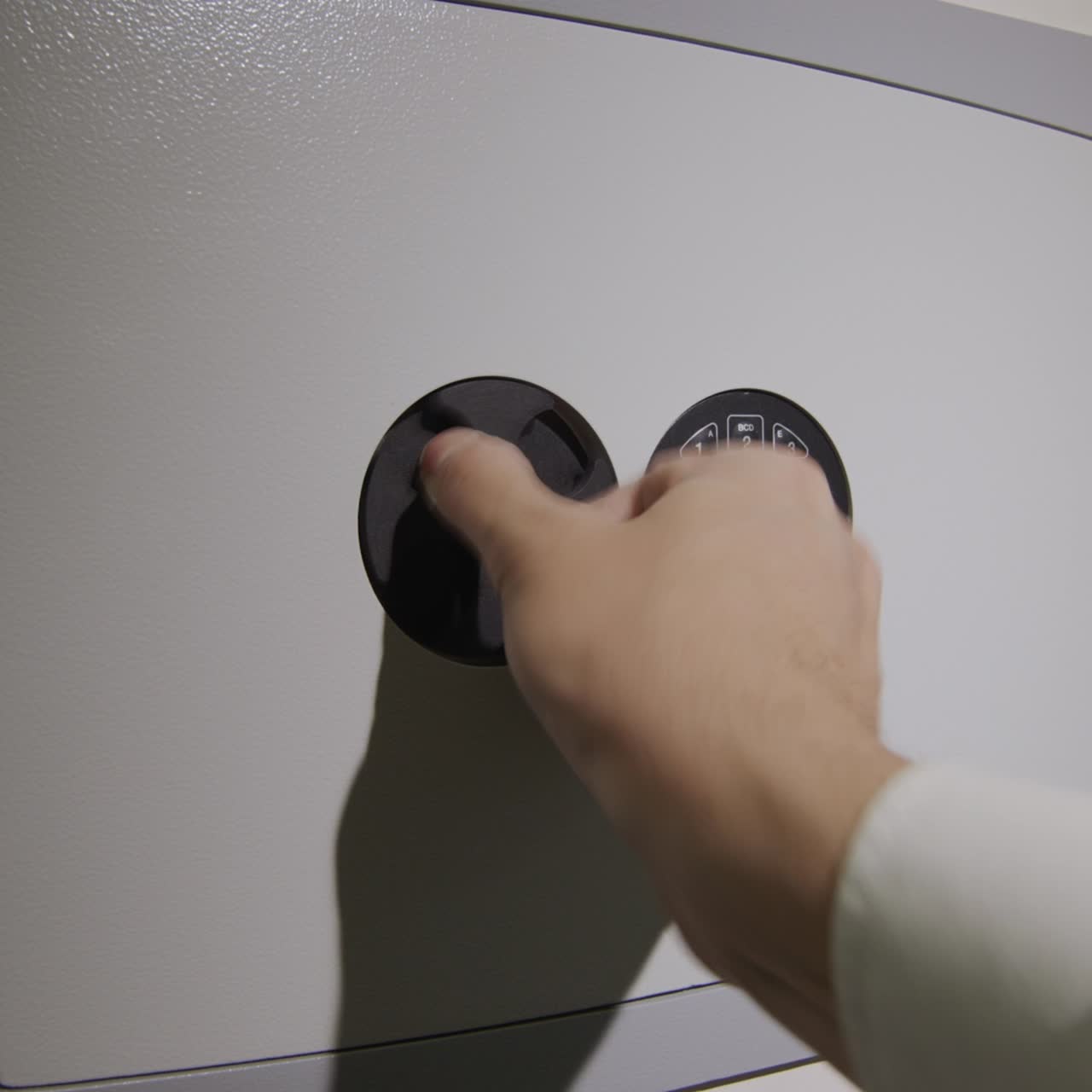 남자는 금고에서 무기 돈과 문서를 가져옵니다