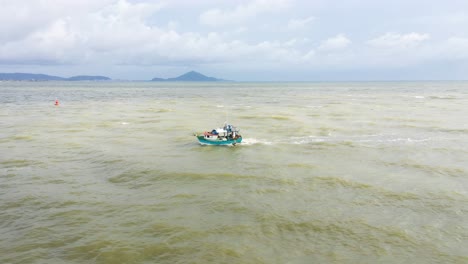 Dando-Vueltas-Alrededor-De-Un-Tradicional-Barco-Pesquero-De-Madera-En-El-Océano