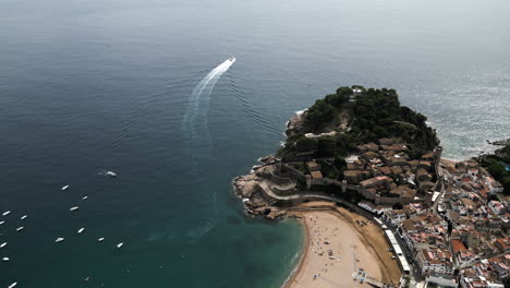 Drohnenschuss-Von-Oben-Nach-Unten,-Der-Auf-Die-Küstenburg-In-San-Sebastian,-Baskenland,-Herunterkommt