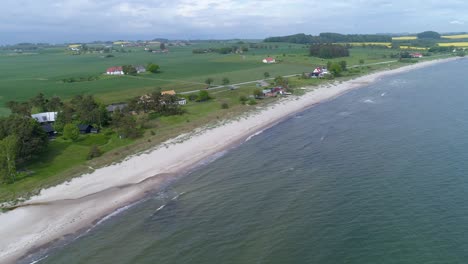 Vista-Aérea-De-La-Hermosa-Playa-En-El-Condado-De-Skane,-En-El-Sur-De-Suecia