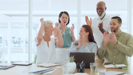 Geschäftsleute-Auf-Laptop-Mit-High-Five