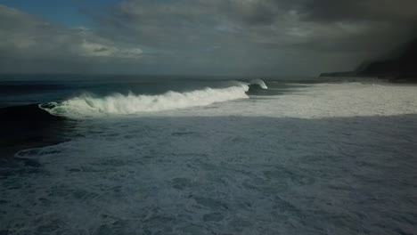 Drohnenaufnahme-Der-Wellen-In-Der-Nähe-Des-Strandes-Von-Madeira