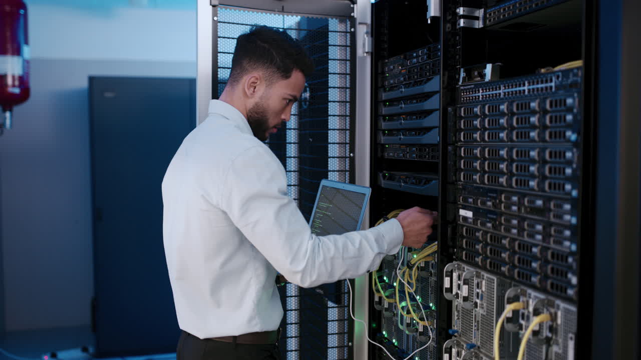 técnico informático trabajando en una sala de servidores