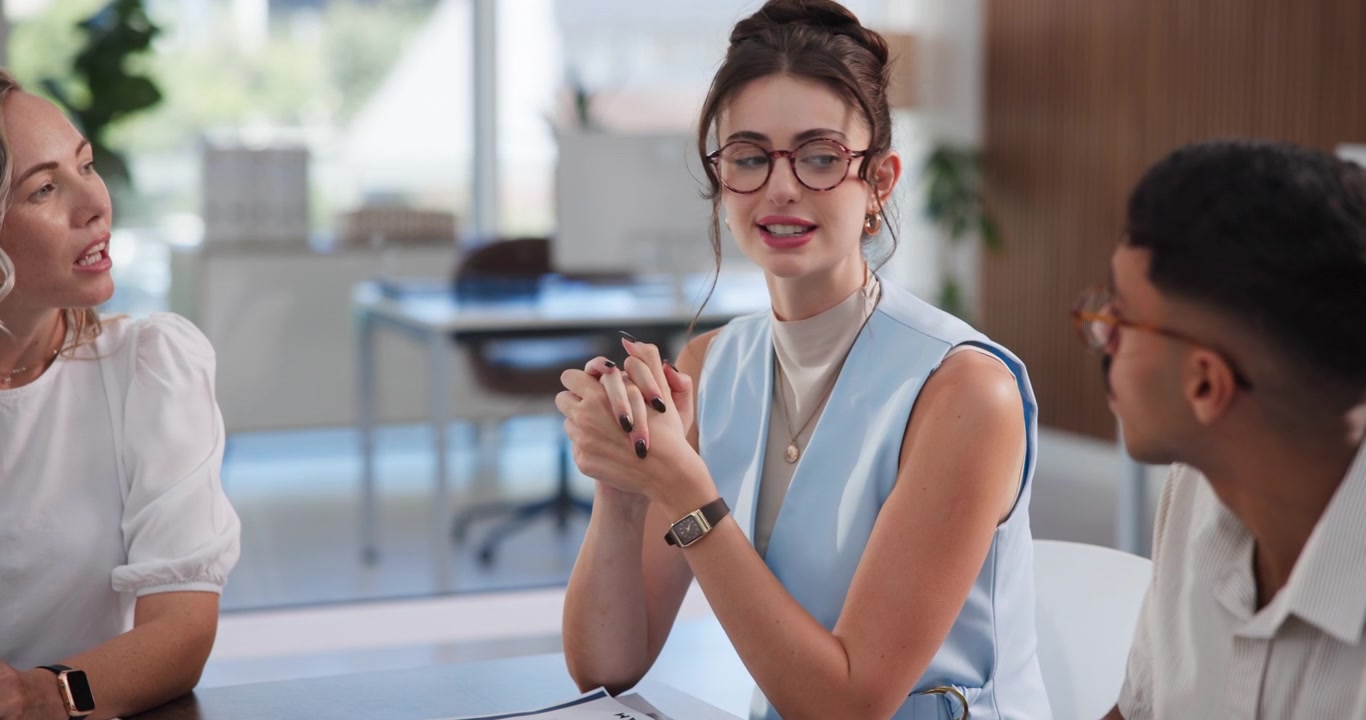 Giovane donna professionista che conduce una riunione di lavoro in ufficio