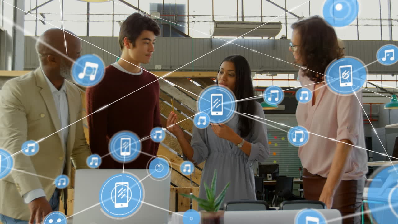 다양한 비즈니스 사람들과 대화하는 아이콘과 연결 네트워크의 애니메이션