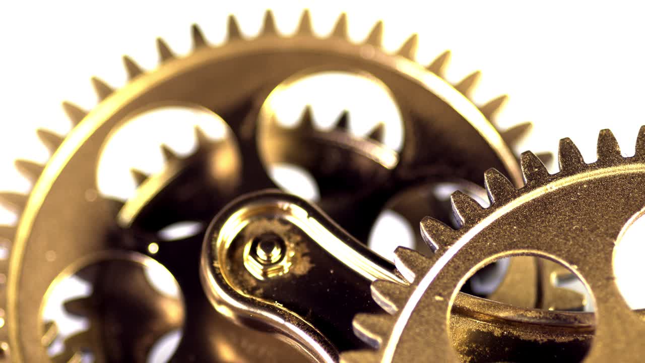 vecchi ingranaggi d'oro che girano nel meccanismo di lavoro