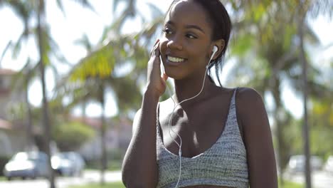 sonriente bonita mujer negra escuchando música