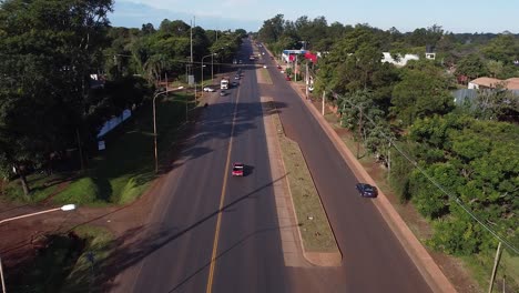 Vista-De-Drone:-Tráfico-Intenso-En-Una-Carretera-Urbana-Muy-Transitada,-Coches-Apresurados-En-Una-Autopista