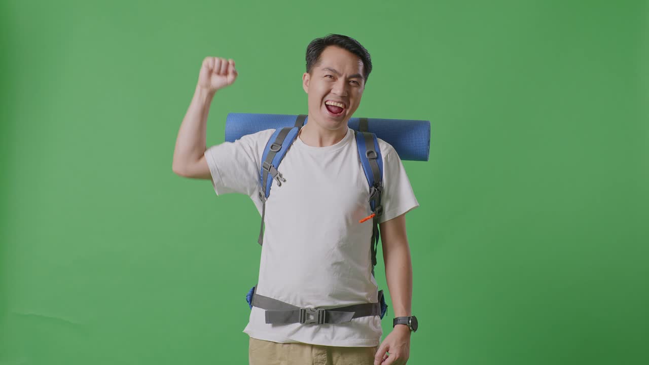 turista feliz con la mochila