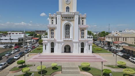 Striking-facade-of-iconic-Iglesia-Sagrado-Corazon-de-Jesus,-Moca