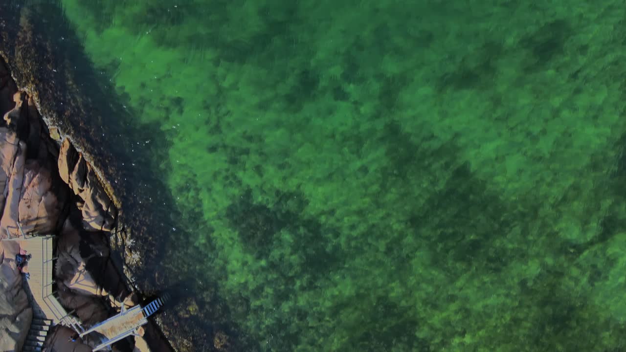 Acqua pulita e cristallina del mare vicino alla spiaggia di Langevik a Lysekil, Svezia