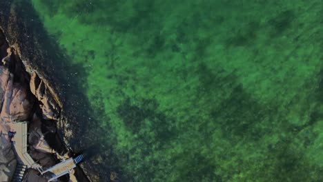 Sauberes-Und-Kristallklares-Wasser-Des-Meeres-In-Der-Nähe-Des-Strandes-Von-Langevik-In-Lysekil,-Schweden