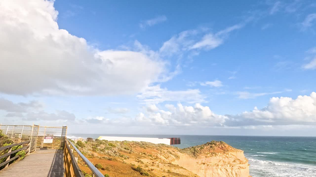 무지개와 절벽이 있는 아름다운 해안 풍경