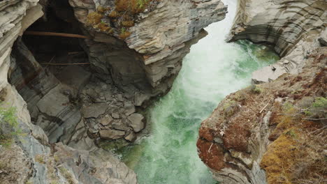 vista superior de un arroyo con agua de montaña