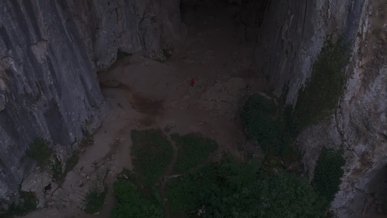 Vista aerea di una grotta circondata da nuvole e foresta, Karlukovo, Bulgaria