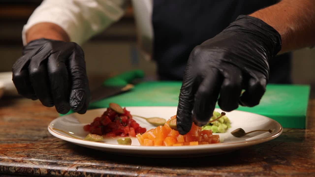 chef preparando un colorido plato de sashimi o ceviche