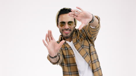 manos, marco y un fotógrafo hombre en el estudio