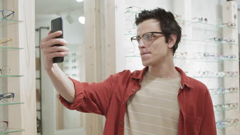 hombre tomando una selfie en una tienda de gafas