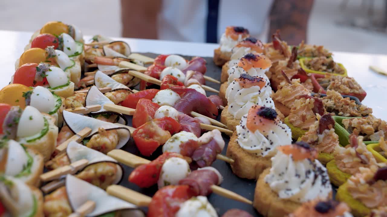 다양한 애피티저와 간식이 있는 아름답게 장식된 결혼식 잔치 테이블