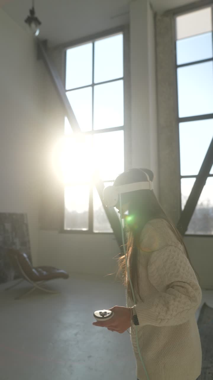 mujer con auriculares vr en el hogar moderno