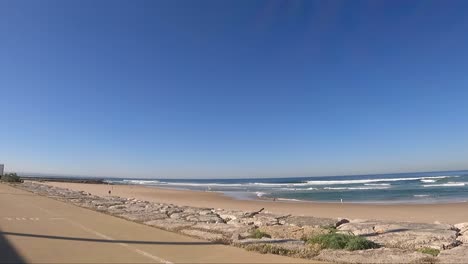 Hermosa-Playa-De-Arena-En-Verano,-Tiro-Panorámico