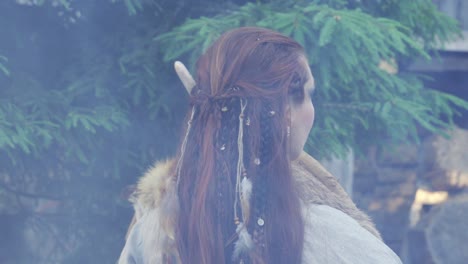 칼과 방패를 들고 거리를 바라보는 바이킹 소녀